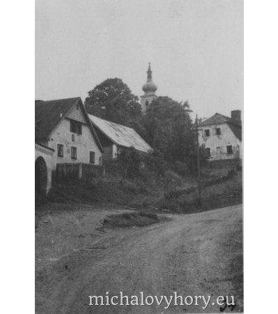 Cesta nahoru do Výškova. Pěšina ke škole a kostelu už není