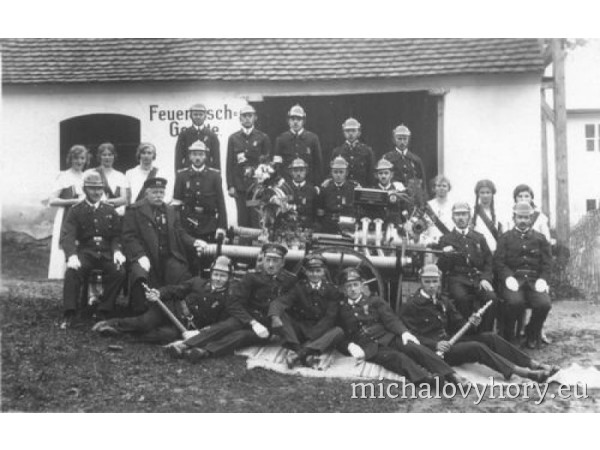 Dobrovolný hasičský sbor. Cedulka na stříkačce mi po dlouhém manipulování s oskenovaným obrázkem odhalila nápis Freiwillige Feuerwehr Michelsberg 1931