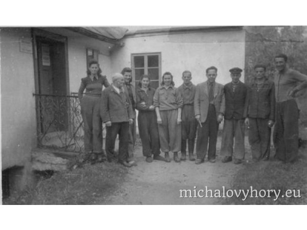 Zaměstnanci papírny v Michalových Horách. Tato papírna dodávala mimo jiné ručně vyráběný papír pro kancelář prezidenta Masaryka