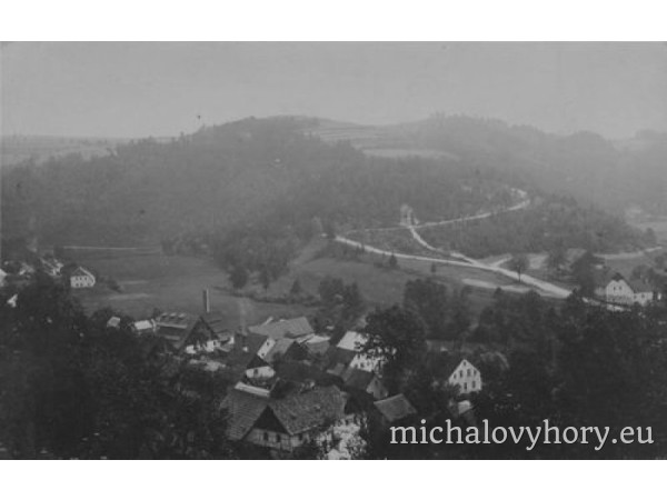 Před námi konec vesnice, cesta na Boněnov a na Caltov, nestojí tu ještě domy Marků a Horholů