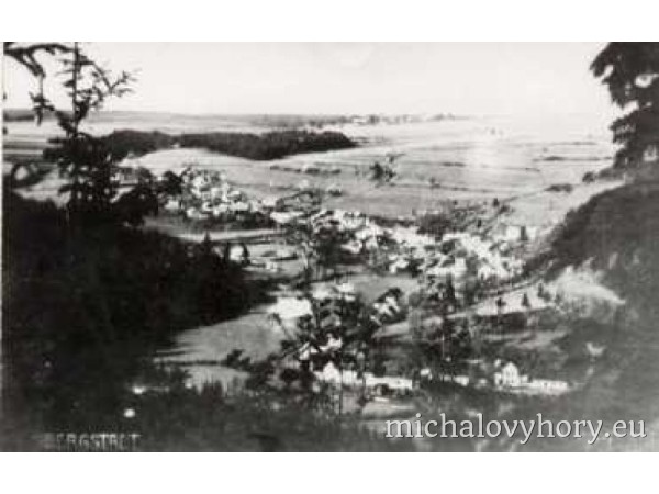 Pohled na Michalky z údolí, v popředí dnes již neexistující část Luční uličky